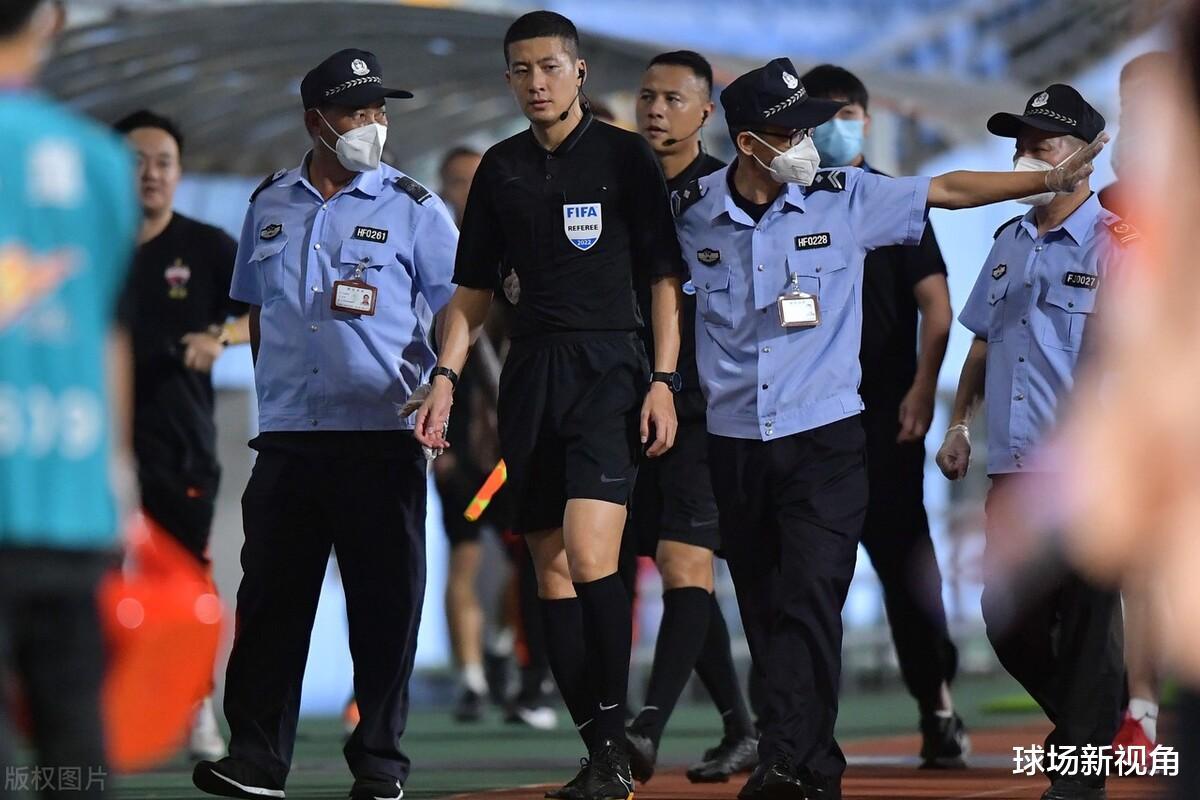 深圳队球员曝出争议猛料，裁判向李章洙道歉，球迷吐槽：太搞笑了(3)