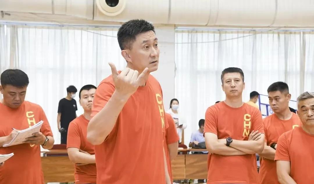 上午9点，中国男篮最新首发和替补阵容出炉，顾全入首发争议很大