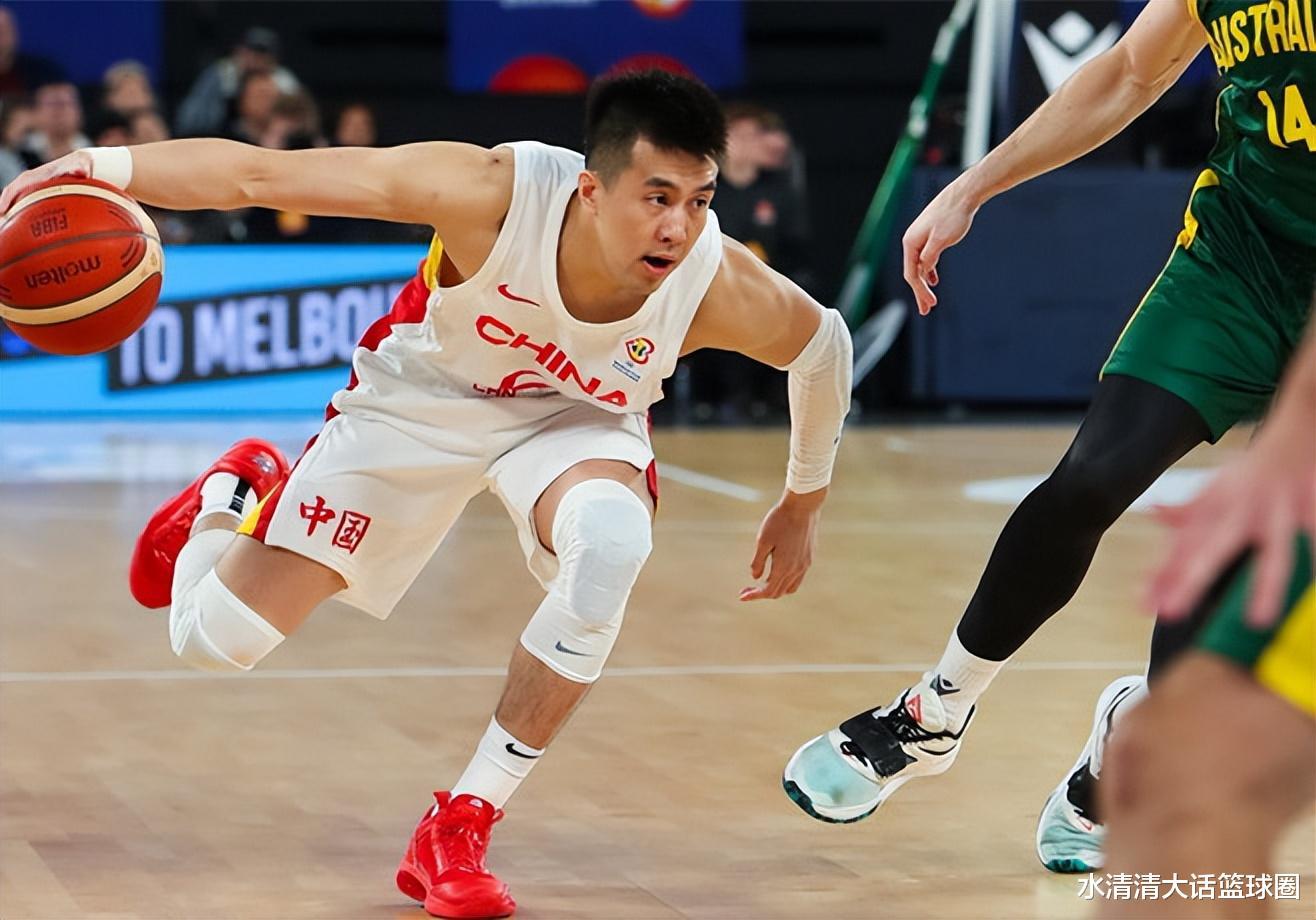 中国男篮7分惜败，三人低迷杜锋战术失灵，裁判两次吹罚致命
