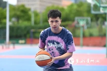 @贵州摆摊篮球少年：马布里想邀请你成为今年训练营的首位学员！你愿意吗？(2)