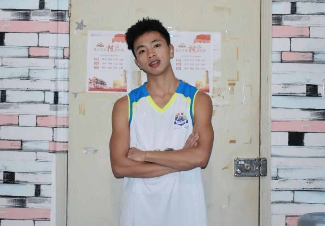 @贵州摆摊篮球少年：马布里想邀请你成为今年训练营的首位学员！你愿意吗？(3)