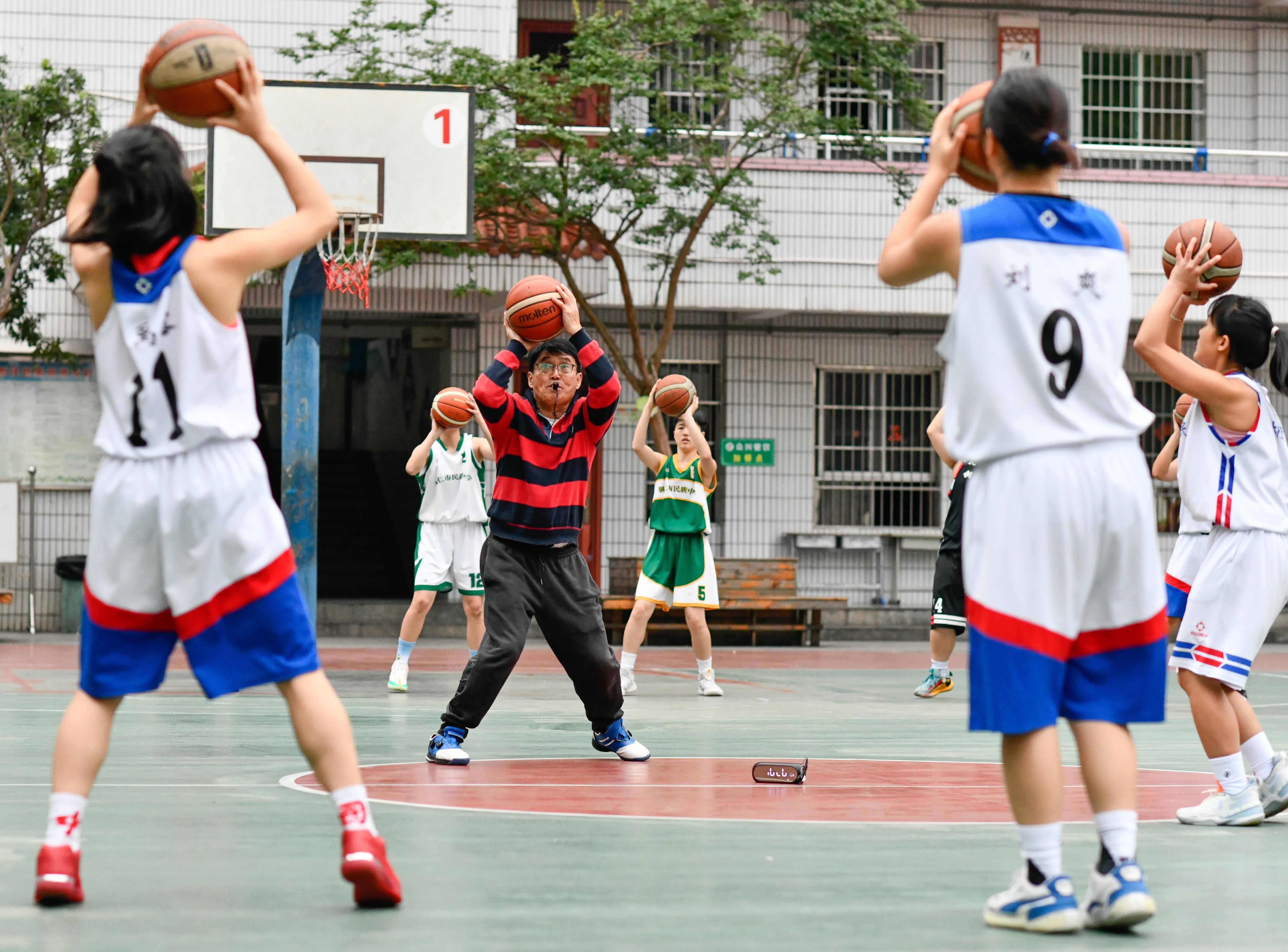 40年忠一事，“篮球疯子”让山区女孩“篮球”“大学”梦双圆(8)
