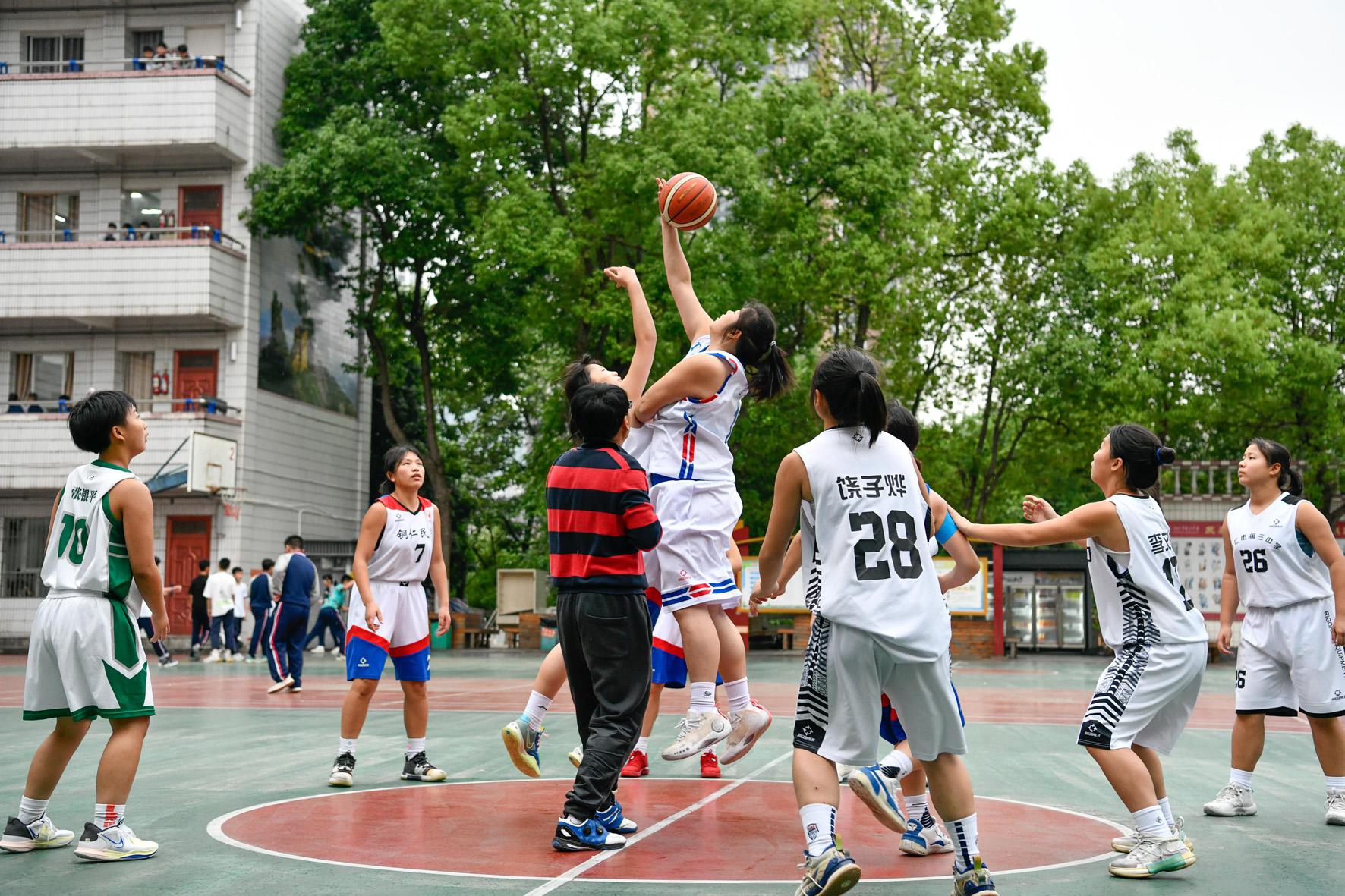 40年忠一事，“篮球疯子”让山区女孩“篮球”“大学”梦双圆(10)