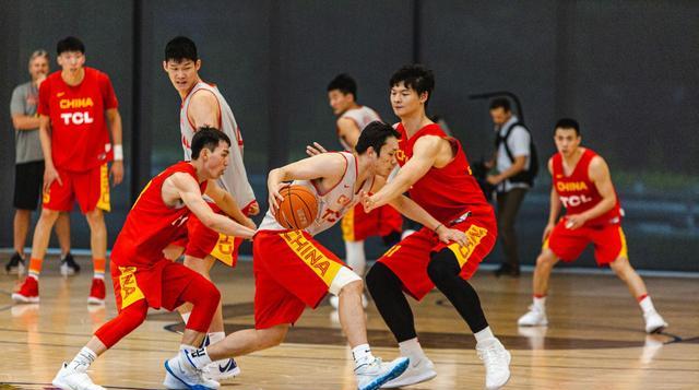 中国男篮亚洲杯即将打响，2名球员遭弃用，球迷：非常可惜(4)