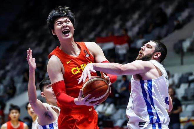 中国男篮大胜却突传坏消息，球迷担心的事情终于发生了(2)