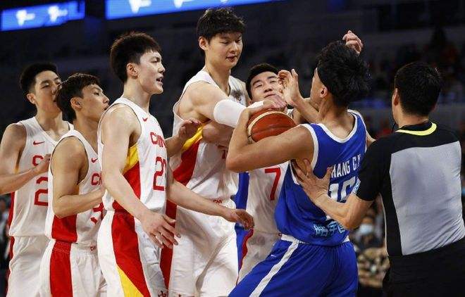 中国男篮大胜却突传坏消息，球迷担心的事情终于发生了(4)