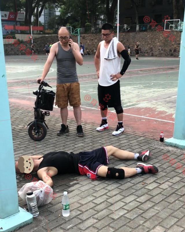 太冷漠了！华中师大篮球场一男子昏迷，有人继续打球引争议(1)