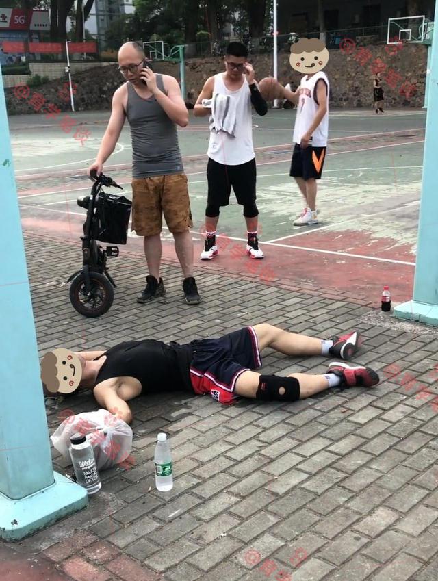 太冷漠了！华中师大篮球场一男子昏迷，有人继续打球引争议(4)