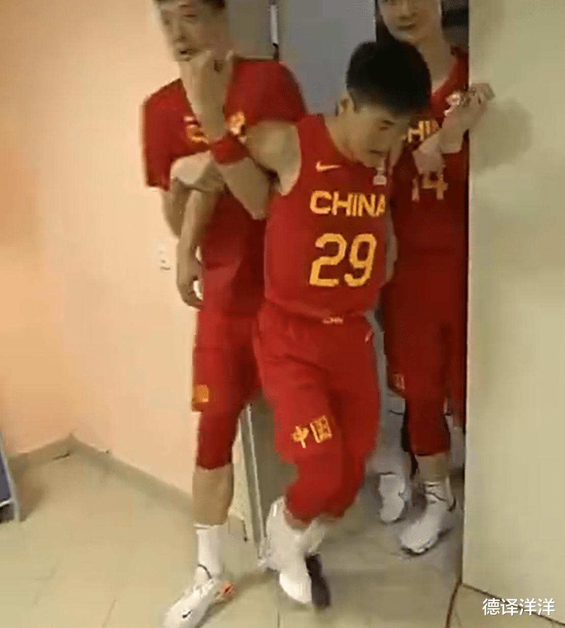 中国男篮残阵又受伤！吉林射手不慎崴脚，万幸下场对阵弱旅(2)