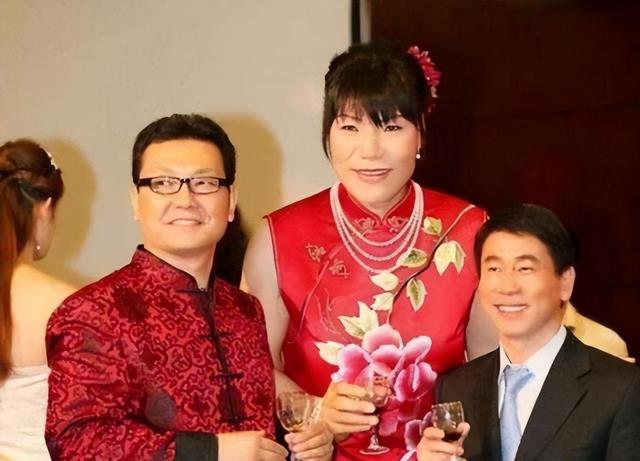 55岁女篮巨人郑海霞，与矮16公分粉丝成婚，如今双腿变形无子女(6)