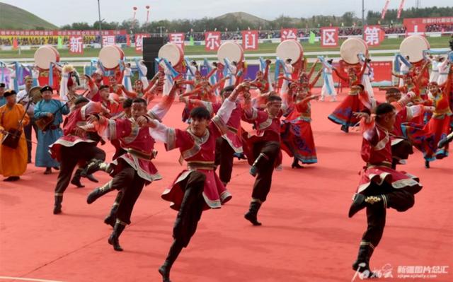 新疆第十届少数民族传统体育运动会开幕 东道主健儿夺得首个一等奖(2)