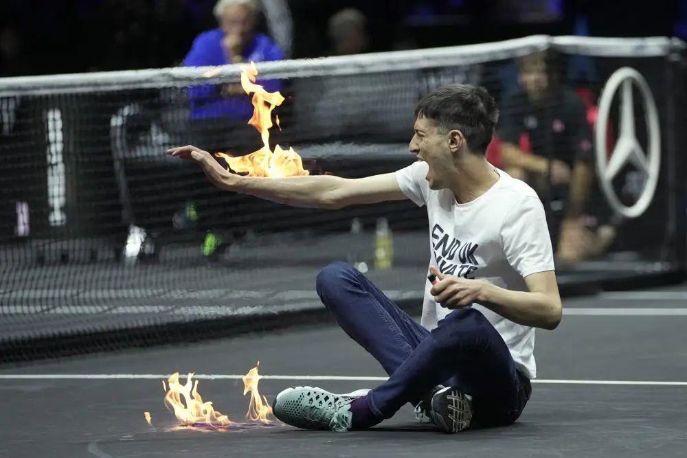 气候抗议者闯入伦敦网球场自焚，随后迅速灭火自救(2)