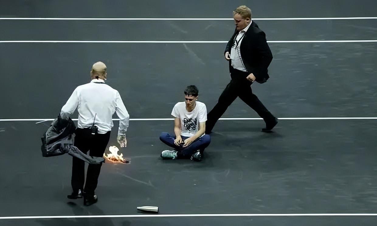 气候抗议者闯入伦敦网球场自焚，随后迅速灭火自救(3)
