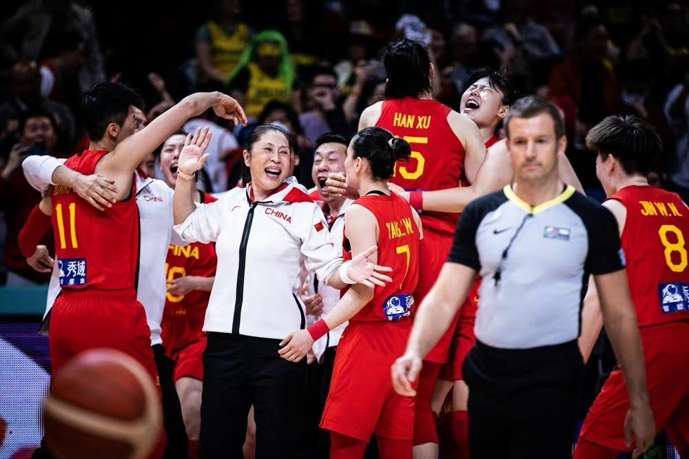 战术封神！郑薇指导大胆轮换，中国女篮送惊喜，团体篮球真的有用(3)