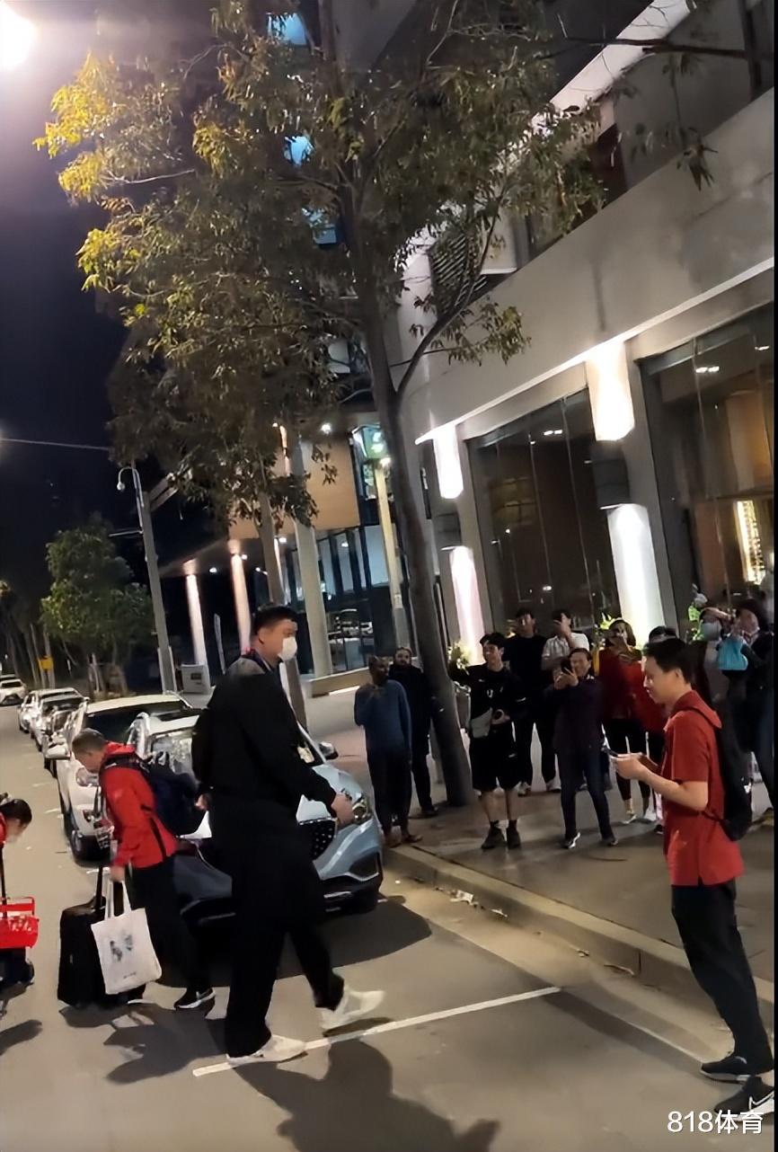 拉风! 姚明带5名保镖悉尼出街, 2米26巨人引女球迷惊呼: 我的妈呀!(3)