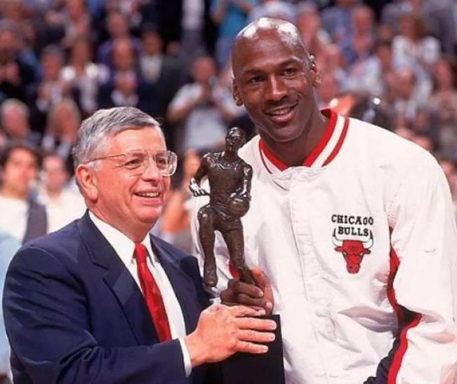 NBA的发展史上，蝉联MVP称号的没几个，邓肯和乔丹名望最高(4)