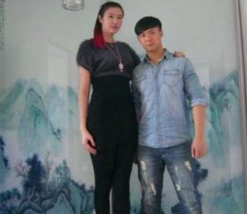 中国女篮：小巨人嫁农村老公，身高2米撞门框，公婆：拆门，换大的