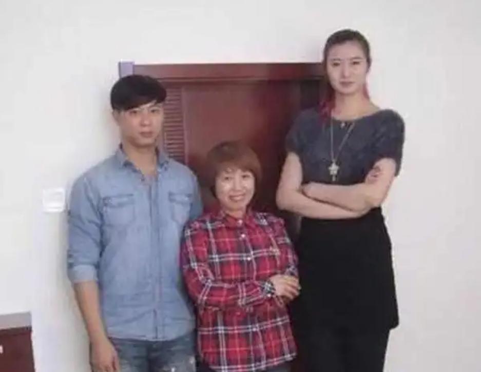 中国女篮：小巨人嫁农村老公，身高2米撞门框，公婆：拆门，换大的(14)