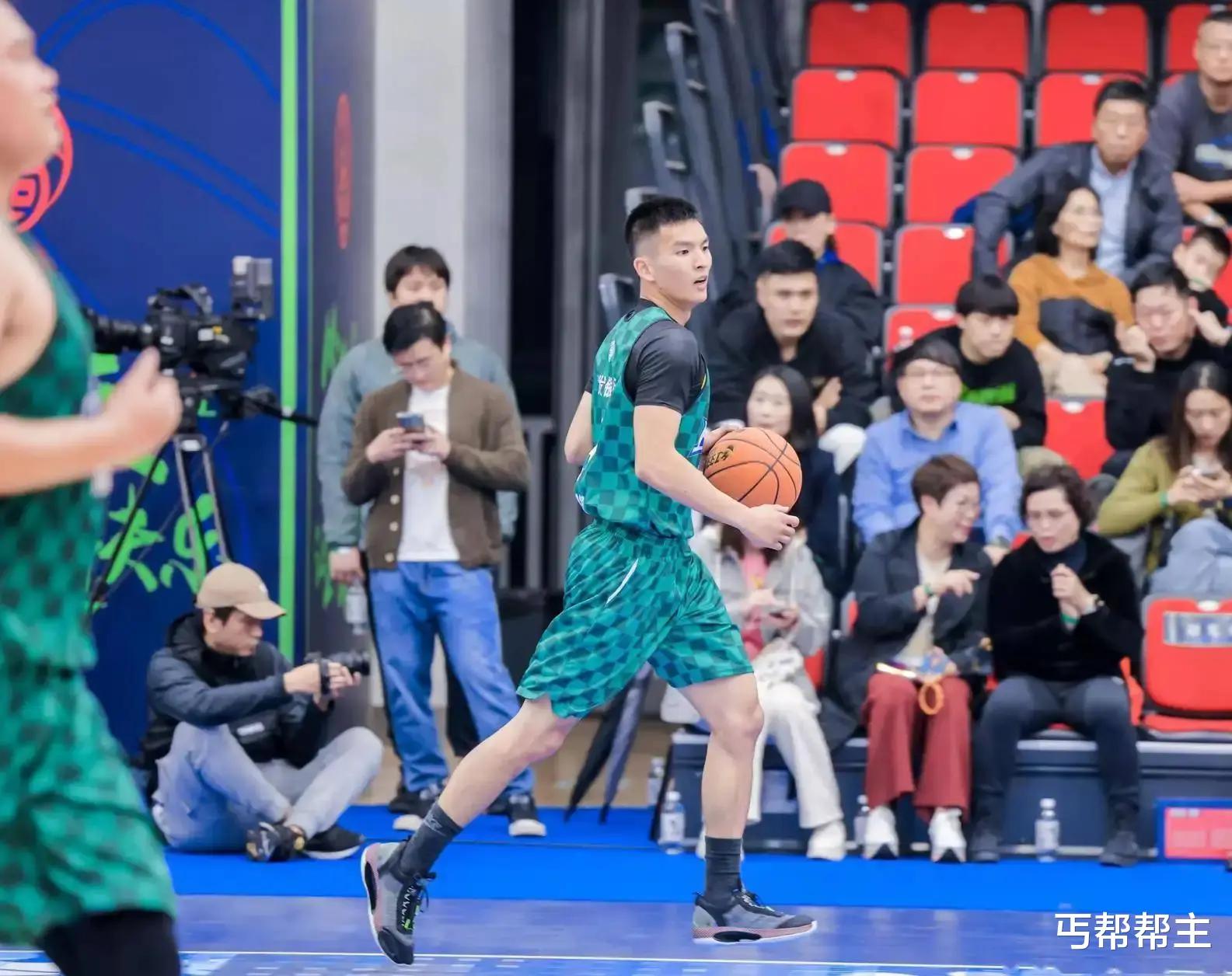 仔细看了比赛，上海男篮有几个明显问题