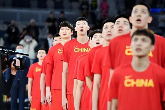 争议！中国男篮集训名单出炉，辽篮无一人，黑白矮在列，8后卫！(2)