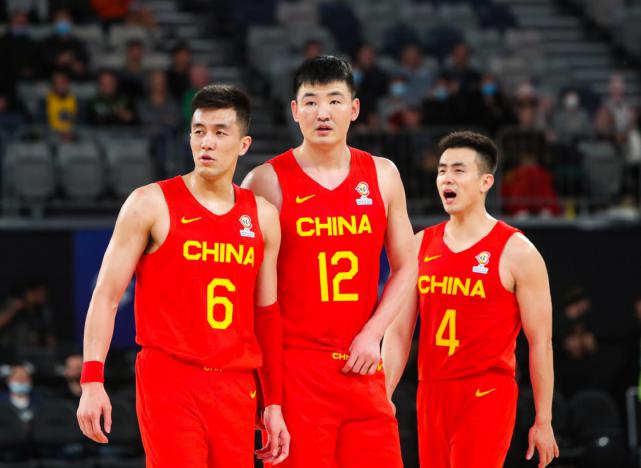 争议！中国男篮集训名单出炉，辽篮无一人，黑白矮在列，8后卫！(4)