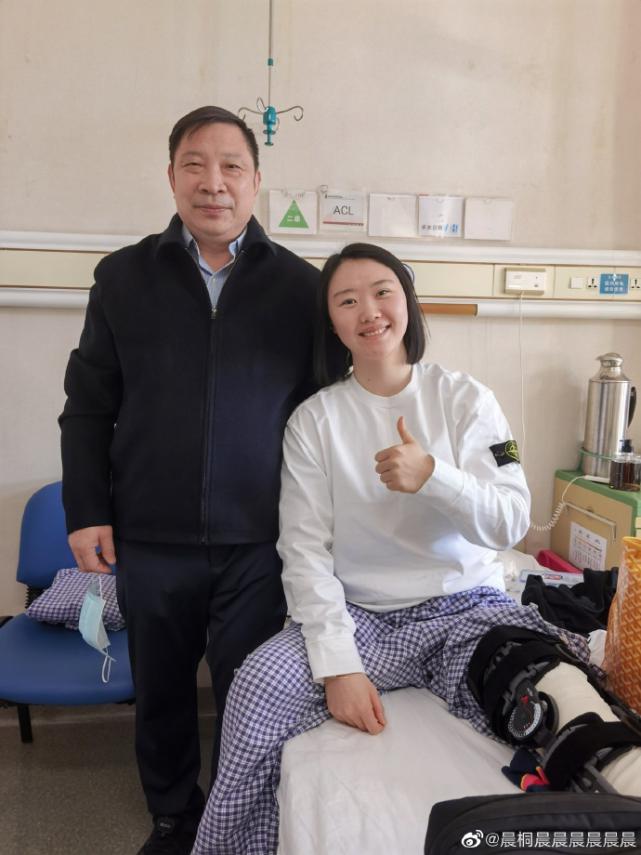 ​中国女篮世界杯亚军成员武桐桐晒照：腿部有明显手术疤痕