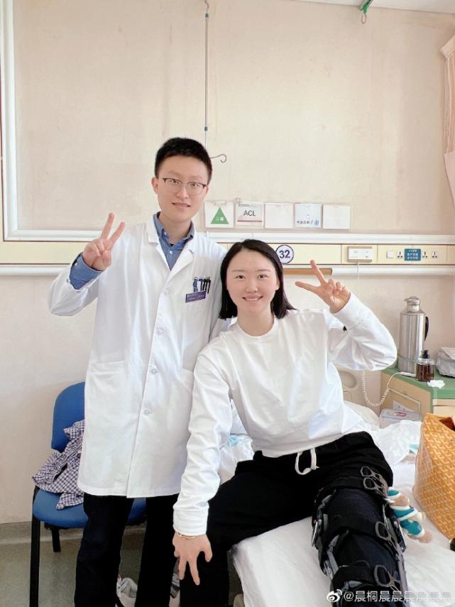 ​中国女篮世界杯亚军成员武桐桐晒照：腿部有明显手术疤痕(2)