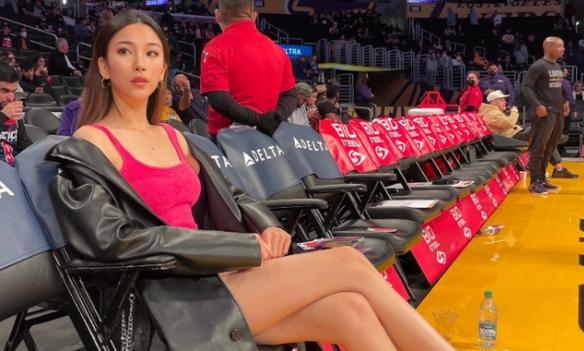 太抢镜！华裔美女坐詹皇身边，白皙长腿绝了，NBA前排风景线(6)