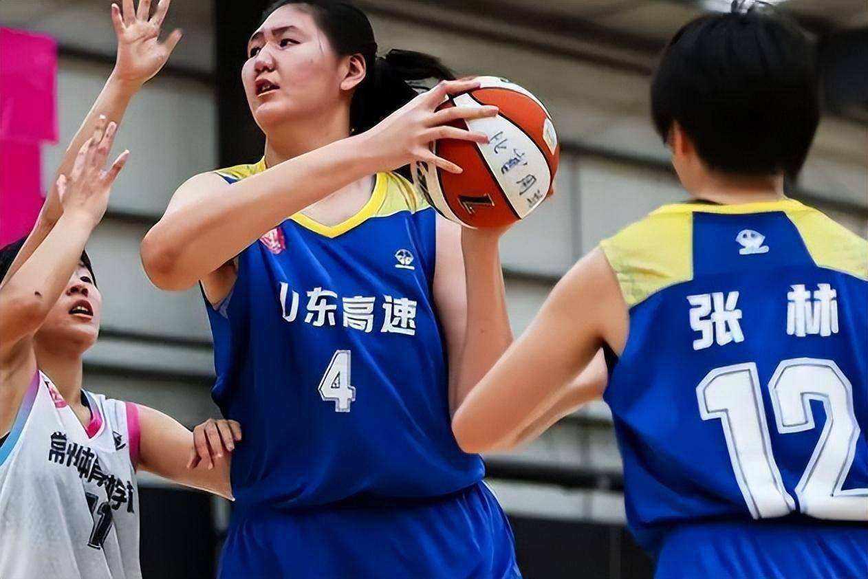 中国女篮回国休息，山东青少年球员张子宇表现出色，未来可期