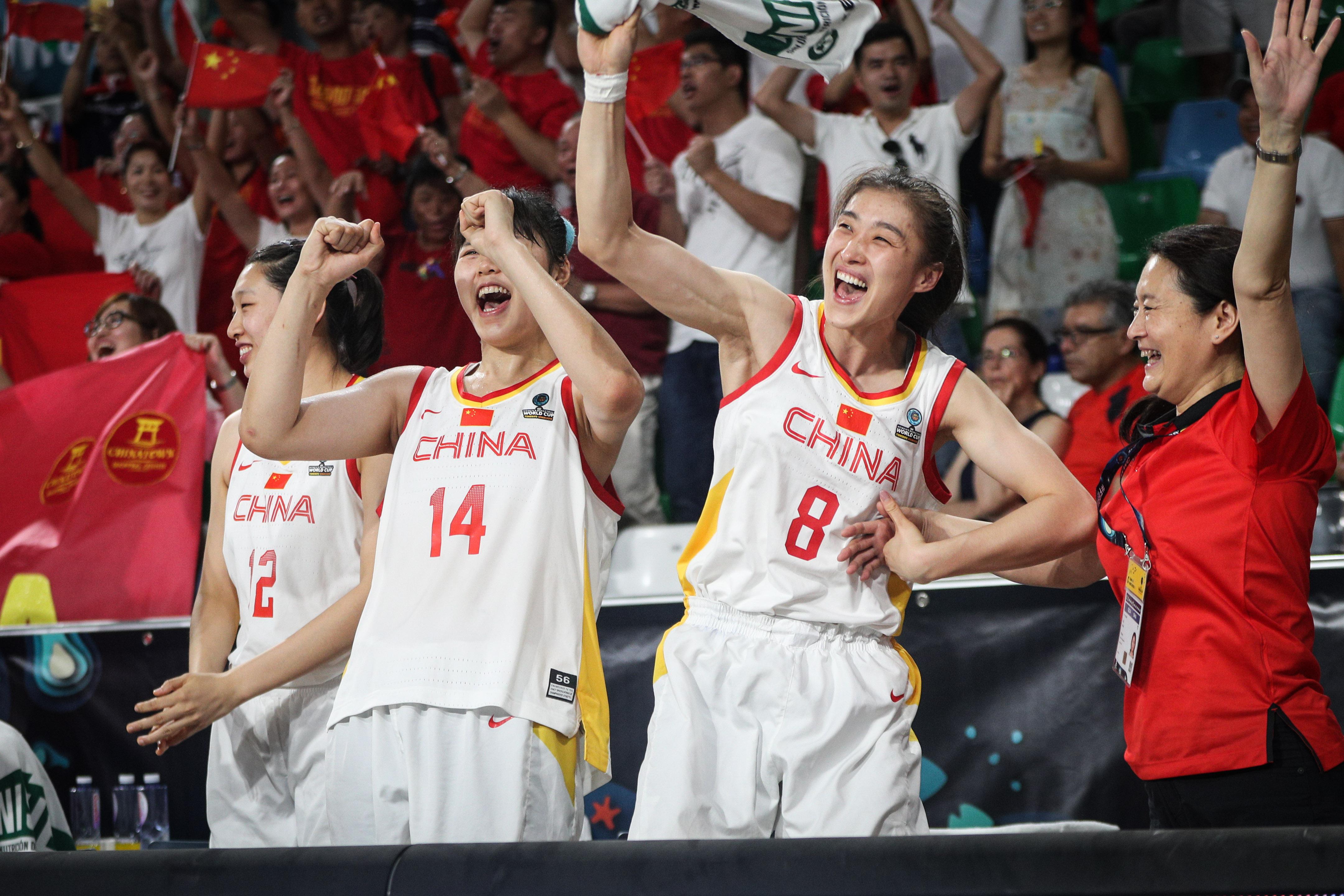 中国女篮回国休息，山东青少年球员张子宇表现出色，未来可期(3)
