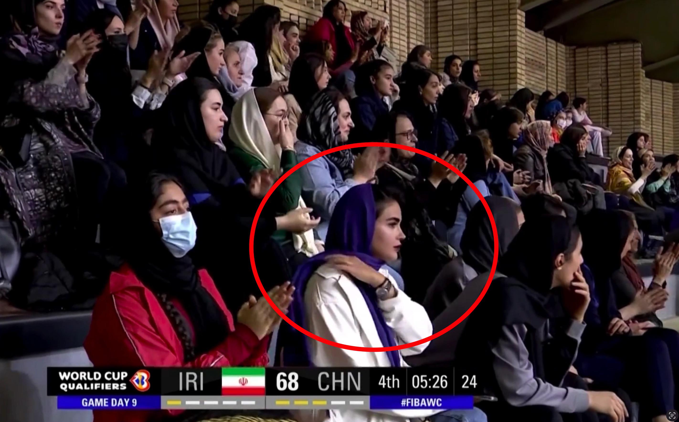 伊朗女球迷抢镜十足，导播直接给到7秒钟，杜锋表情包上线(2)