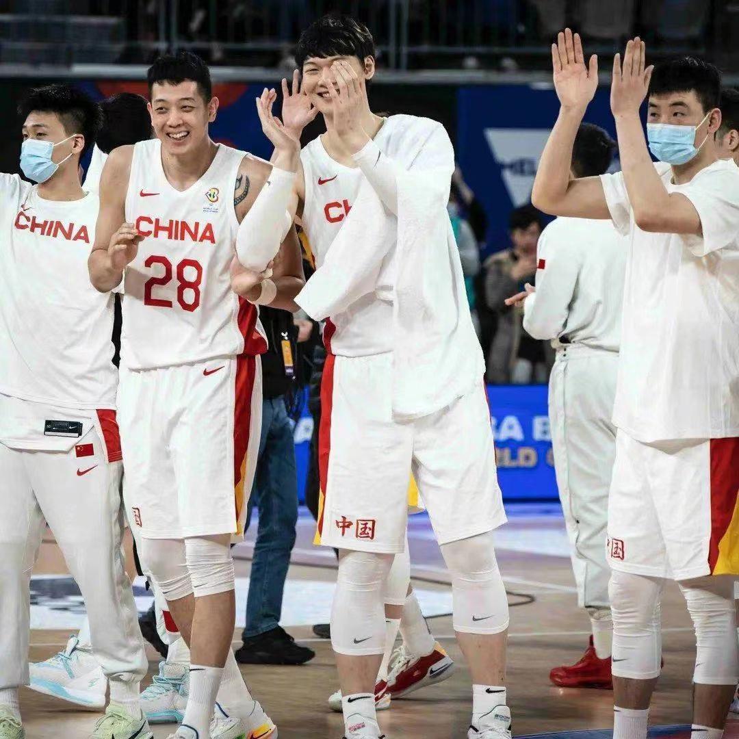 中国男篮提前锁定世界杯，王哲林挑起大梁，小将们迎来爆发！