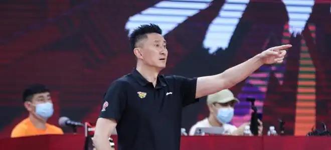 欧洲媒体爆料！中国篮球最新调整引爆争议，杜锋遭打击，球迷吐槽(4)