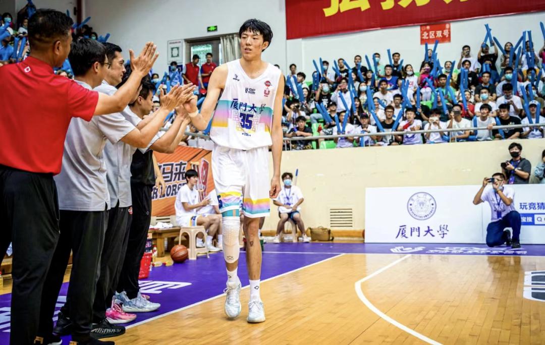 曾单场狂砍21篮板的“CUBA小周琦”，出现在上海青年队名单中…(4)