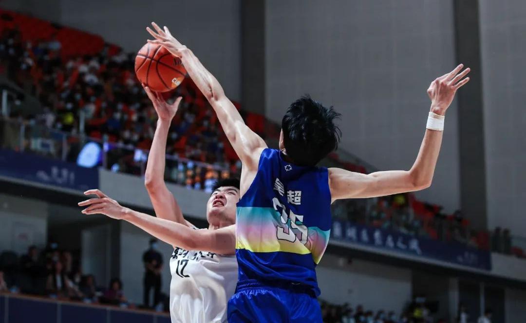 曾单场狂砍21篮板的“CUBA小周琦”，出现在上海青年队名单中…(6)