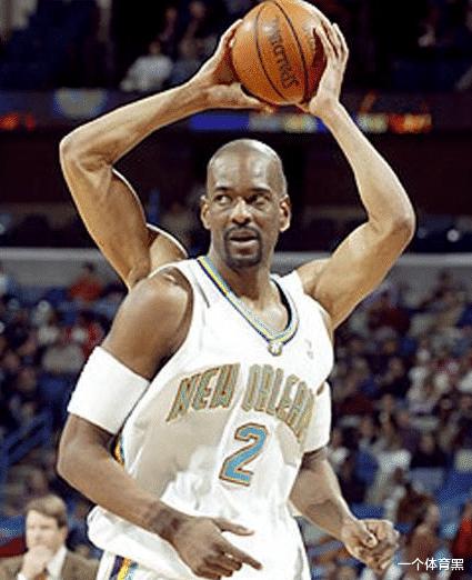 NBA角度最刁钻的7张照片：手臂穿过篮板，奥尼尔体味“攻击”对手(5)