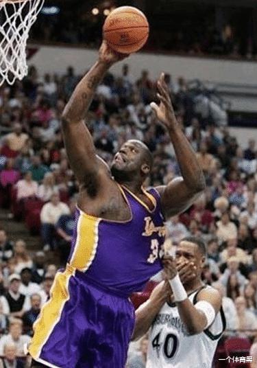 NBA角度最刁钻的7张照片：手臂穿过篮板，奥尼尔体味“攻击”对手(7)