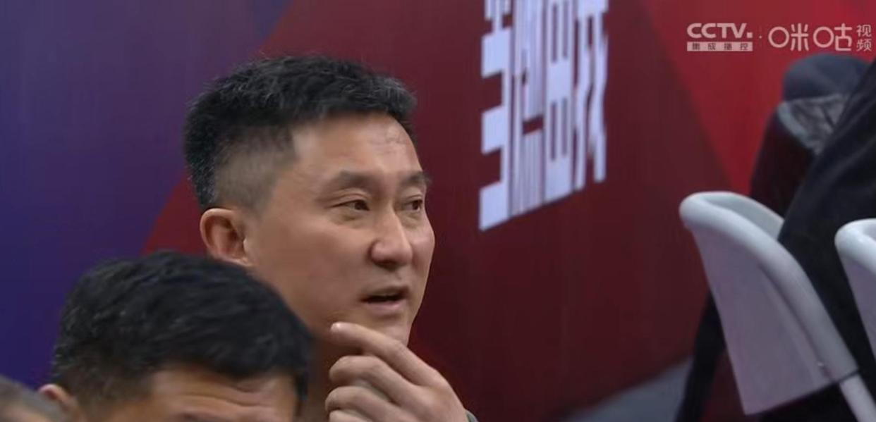开场48秒就把人换下，杜锋可真难“伺候”，中国篮球靠骂就行了？