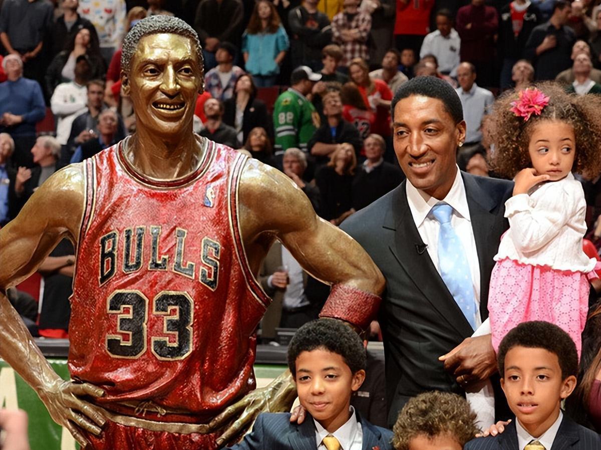 除了飞人乔丹以外，NBA还有哪些球星拥有自己的雕像呢？(2)