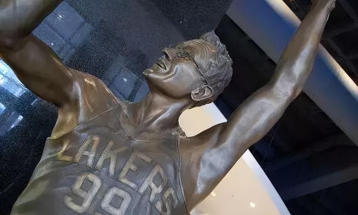 除了飞人乔丹以外，NBA还有哪些球星拥有自己的雕像呢？(4)