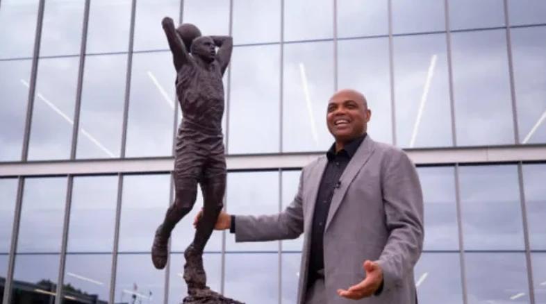 除了飞人乔丹以外，NBA还有哪些球星拥有自己的雕像呢？(5)