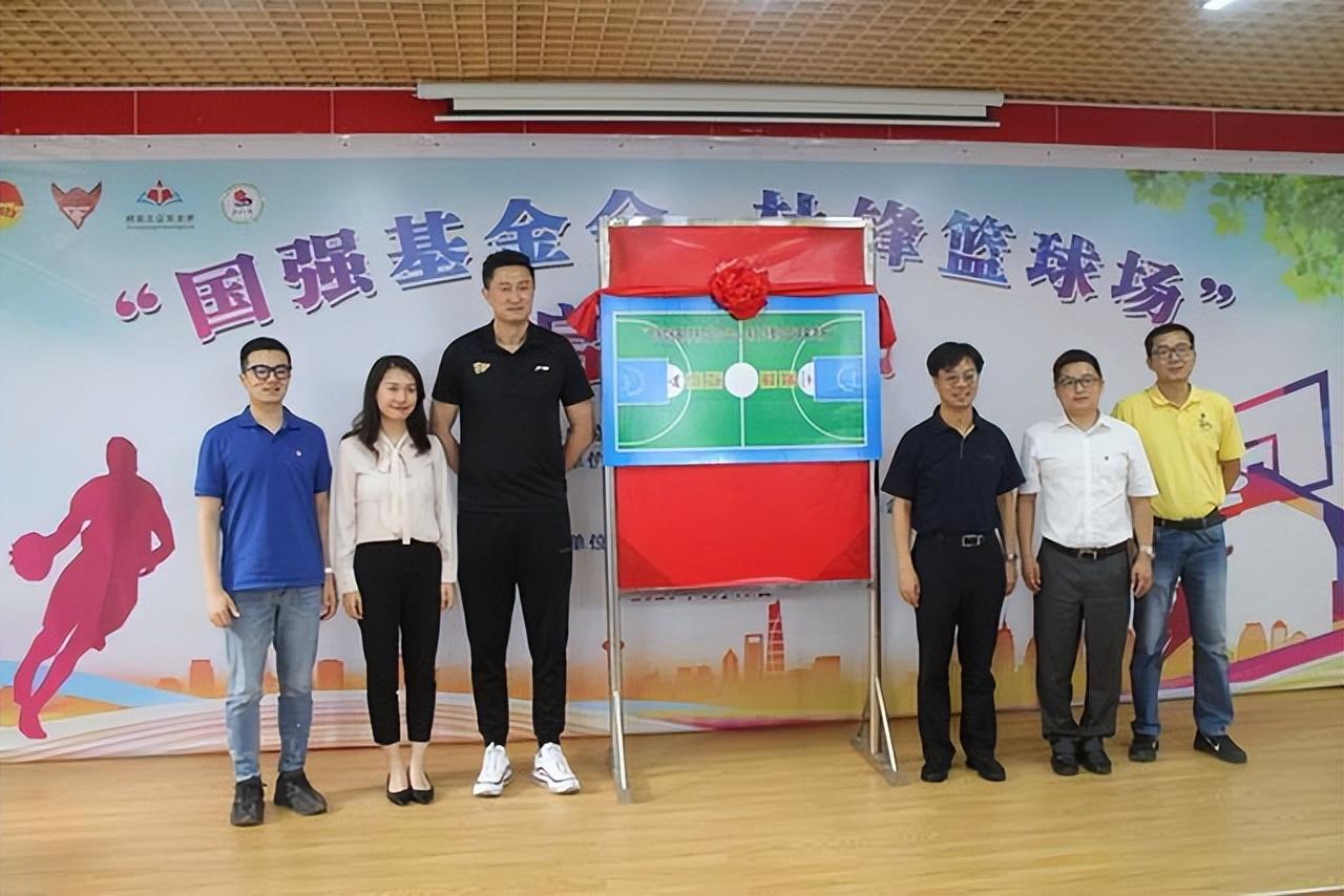 助力乡村篮球发展，杜锋为梅州兴宁捐赠篮球场，当地群众立碑感谢(3)