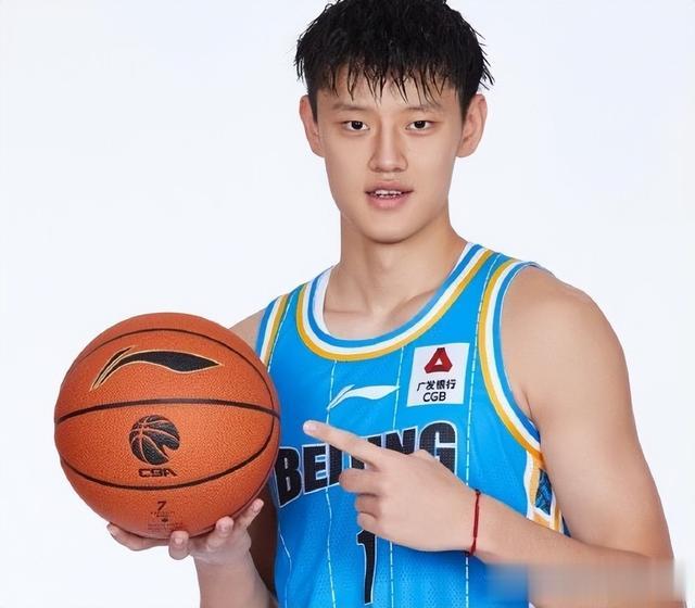 中国男篮公布新一期16人阵容：后卫线带了7个人，对此如何评价(3)