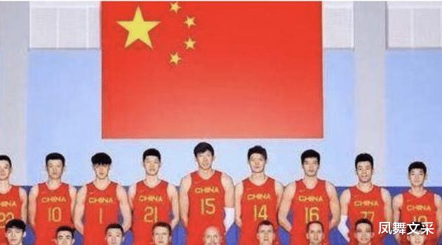 周琦去香港之前的男篮大合照上了热搜，网友：他竟然这么壮了!