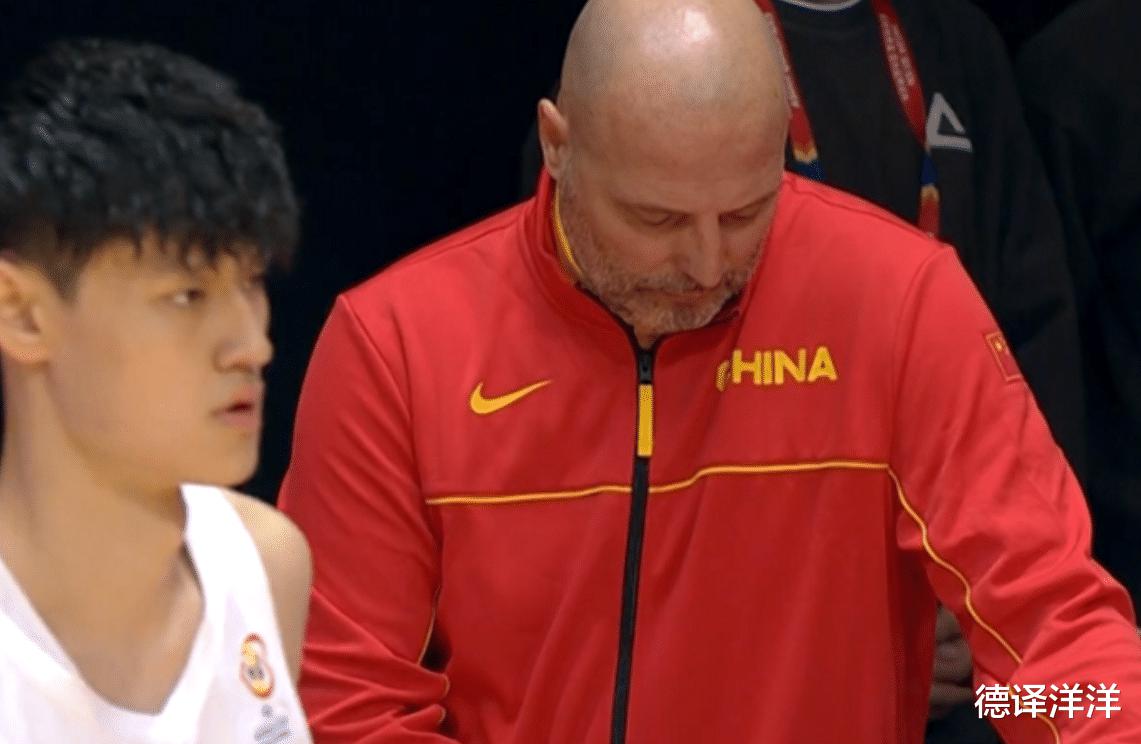 跟周琦抢到一块！中国男篮新秀表现拙劣，空有弹跳却不懂篮球(3)