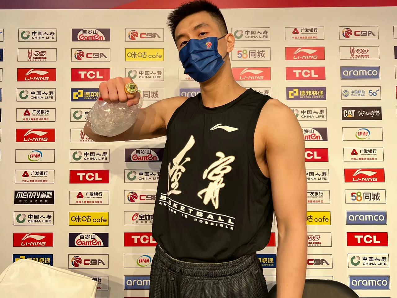 郭艾伦出现发烧和咳嗽的情况，他可能会缺席与上海男篮的比赛！

郭艾伦本人在北京时(2)