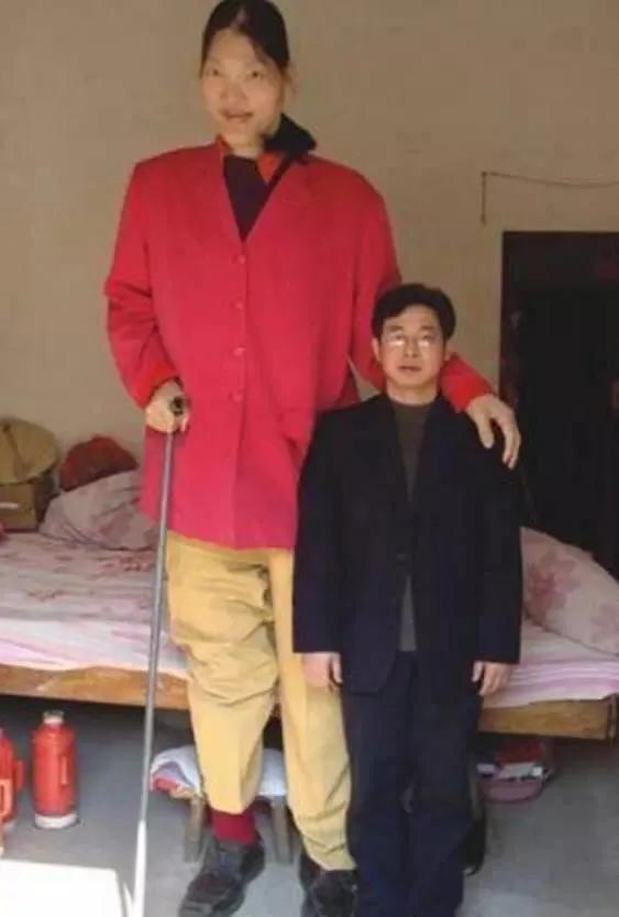 “世界第一女巨人”：比姚明还要高10cm，男友身高和她腰部平齐

进入NBA打球(1)