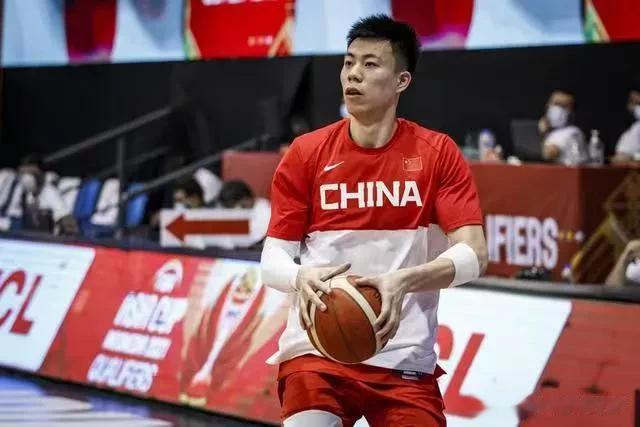 不出意外！中国男篮征战世界杯能排出最强12人名单如下：

中锋：易建联，王哲林，(2)