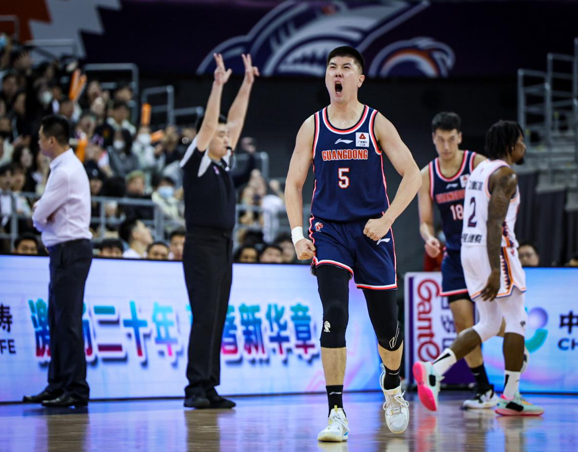 上海男篮主场遭广东队逆转，李春江坦言双方“存在很大差距”(3)