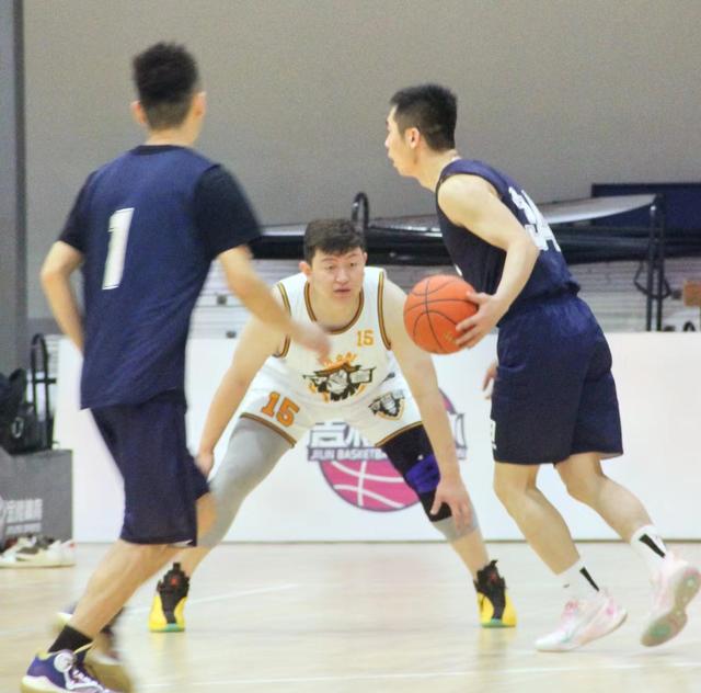 吉林省首届JLBA男子篮球联赛赛况激烈
